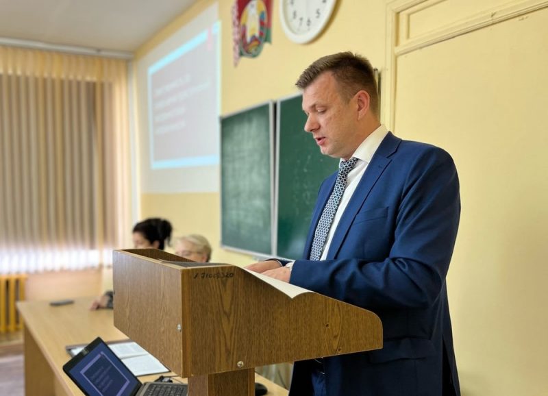 Судья Дмитрий Бубенчик из Гродненского областного суда выступает перед студентами