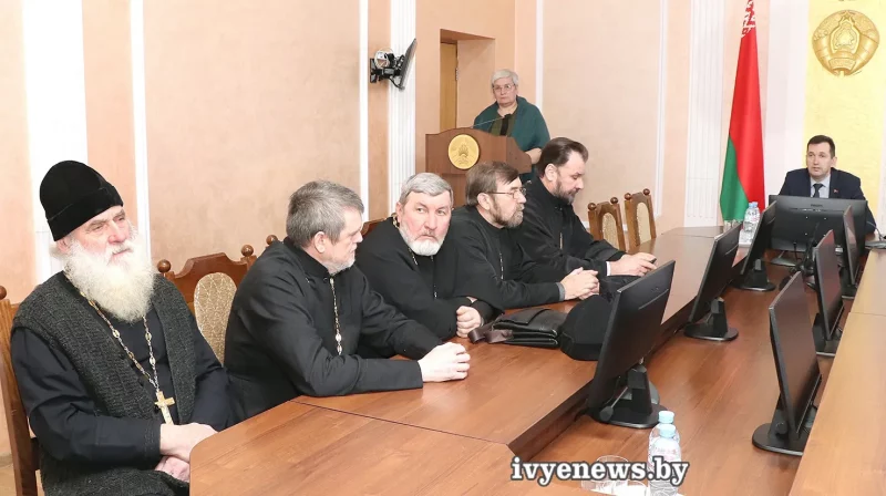 Священники на встрече с местной властью в Ивье