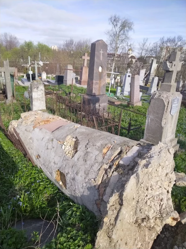 Поваленная могила 1802 года на гродненском кладбище.