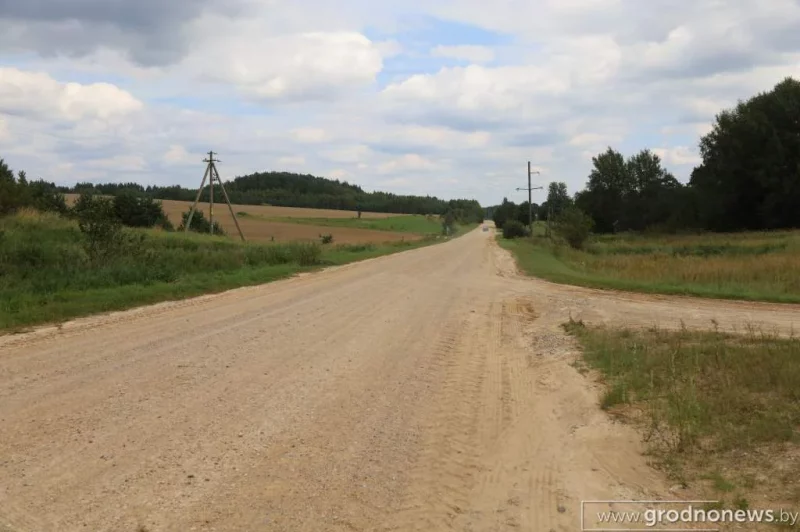Таксі не ездзяць, хуткія захрасаюць. Жыхары вёсак Смаргонскага раёна ўжо пяць гадоў просяць заасфальтаваць дарогу