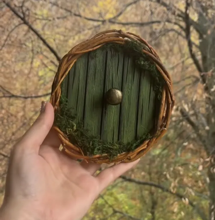 Листопад в банке, стрекозы из “носиков” и мухоморы из желудей: 12 осенних поделок для школы и детского сада - от простых до сложных