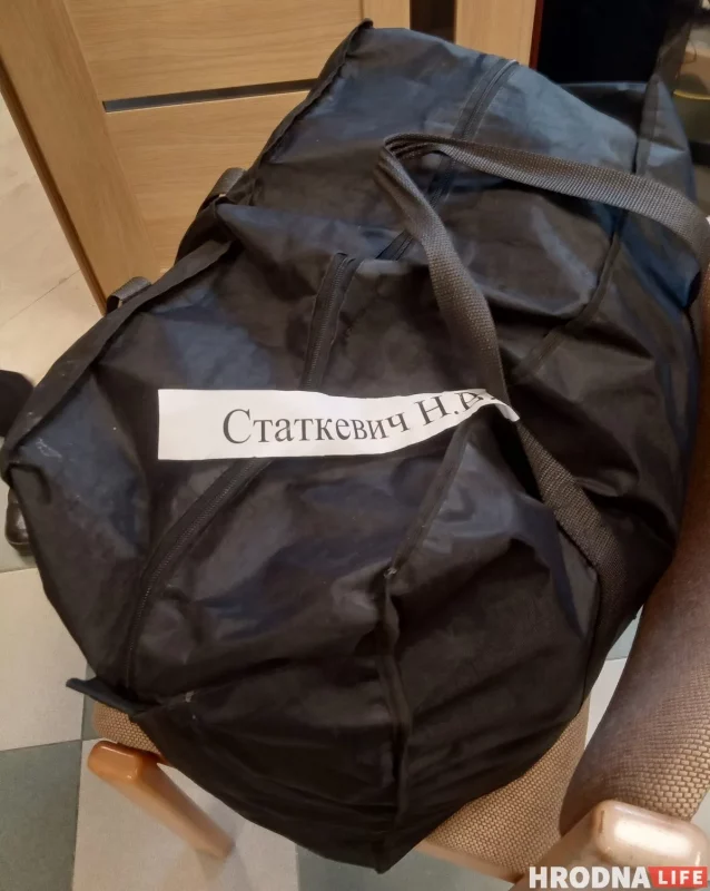 Сумка Николая Статкевича с вещами из заключения приехала в Литву и находится в офисе партии “Народная грамада”. Вильнюс. 17.09.2025