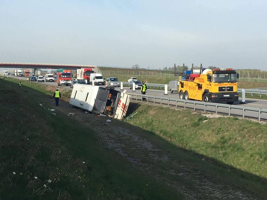 Туристический автобус на гродненских номерах перевернулся между Лодзью и Варшавой. 18 человек ранены