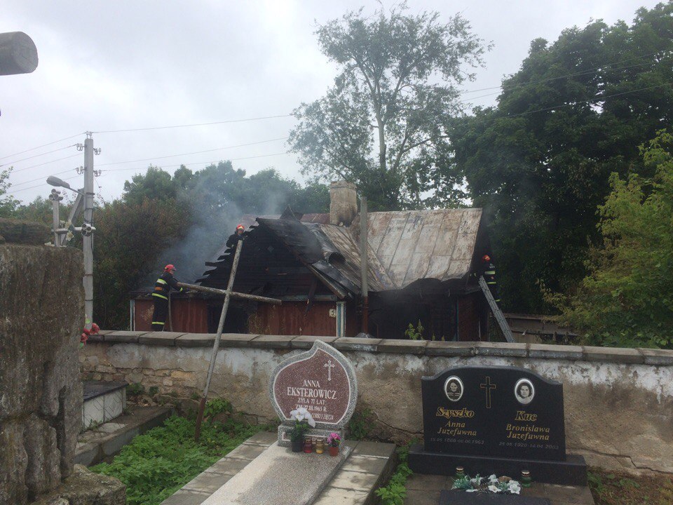 В Гродно на Подольной у старого кладбища горел заброшенный дом