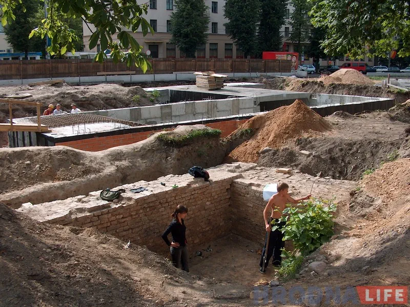 Археологические раскопки 2005-2006 гг. на Советской площади в Гродно ограничились частичным вскрытием старых фундаментов на небольшой площади