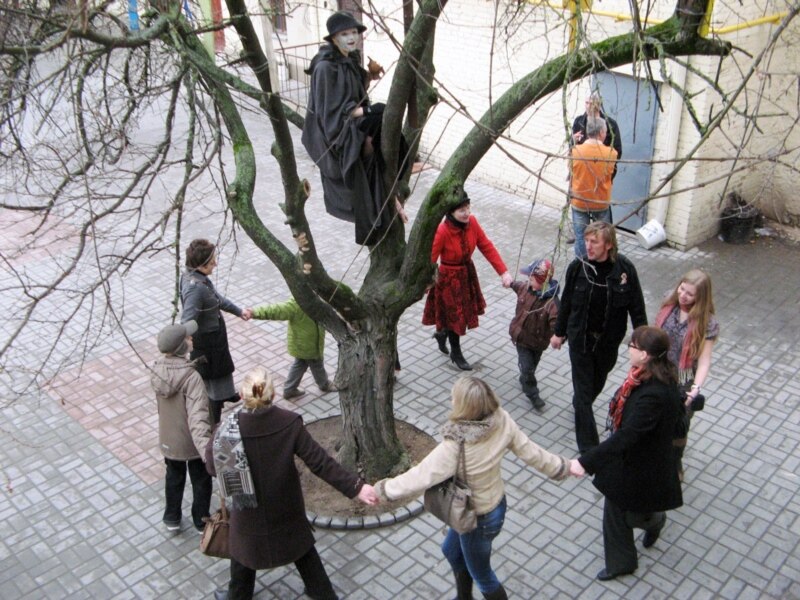 Гуканне вясны ля галерэі "Крыга". У карагодзе гродзенцы, сам Алесь Пушкін, яго жонка і дзеці. На дрэве - шпакоўні мастака. Фота: Радыё Свабода