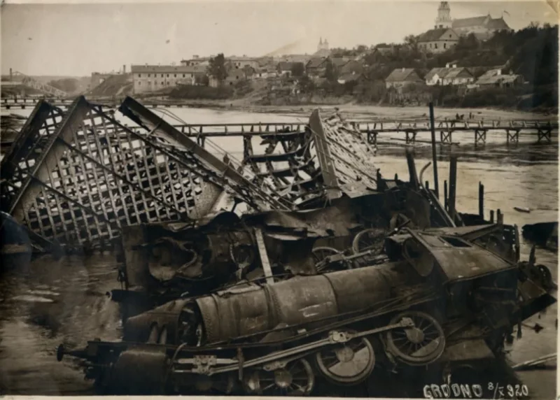 8.10.1920, Гродно. Разрушенный железнодорожный мост через Неман, на заднем плане деревянный мост, построенный польскими саперами, на переднем плане лежит в воде локомотив поезда, который сошел с рельсов. Фото: Hrodna 11:27