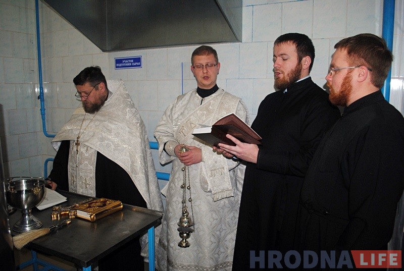 Накануне Крещения священники освятили в Поречье 15 тысяч бутылок воды Накануне Крещения священники освятили в Поречье 15 тысяч бутылок воды