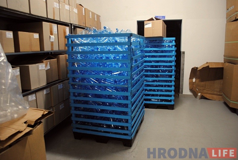 Накануне Крещения священники освятили в Поречье 15 тысяч бутылок воды Накануне Крещения священники освятили в Поречье 15 тысяч бутылок воды