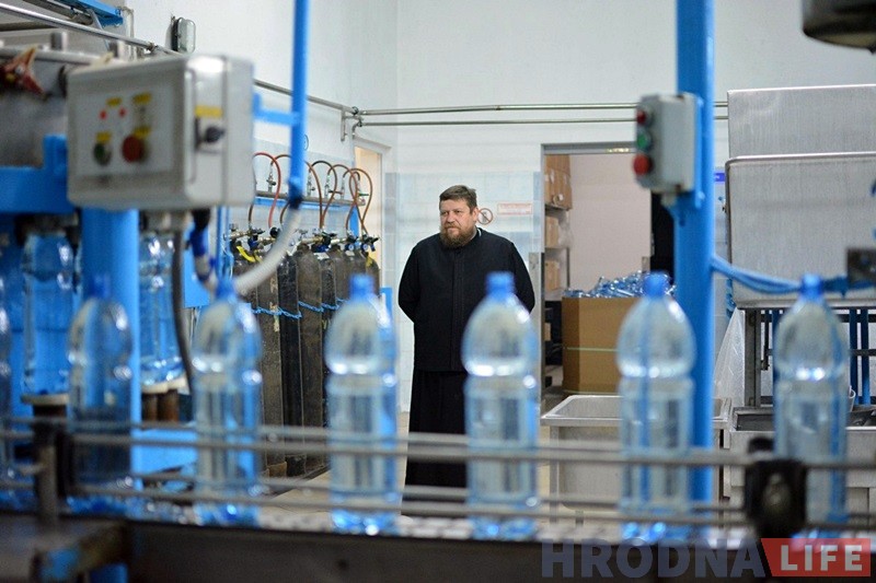 Накануне Крещения священники освятили в Поречье 15 тысяч бутылок воды Накануне Крещения священники освятили в Поречье 15 тысяч бутылок воды