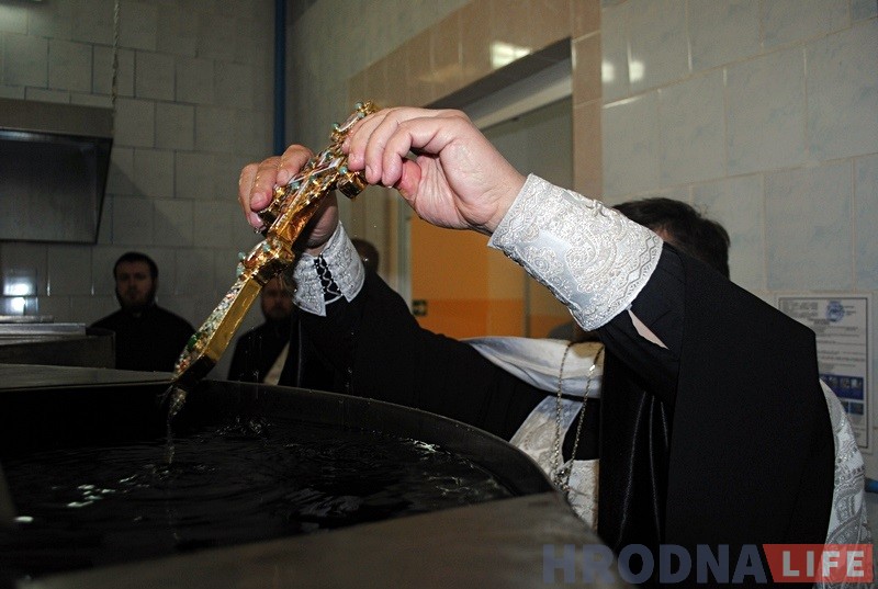 Накануне Крещения священники освятили в Поречье 15 тысяч бутылок воды Накануне Крещения священники освятили в Поречье 15 тысяч бутылок воды