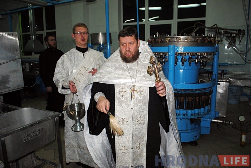 Накануне Крещения священники освятили в Поречье 15 тысяч бутылок воды Накануне Крещения священники освятили в Поречье 15 тысяч бутылок воды