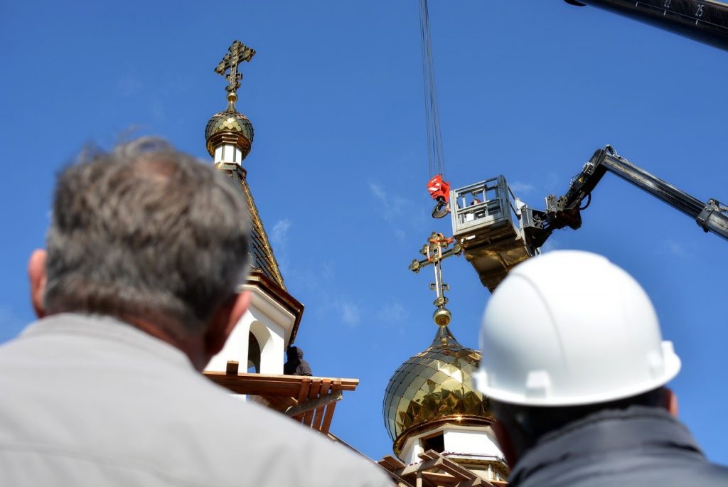В микрорайоне Барановичи в Гродно освятили и установили купола на новый православный храм