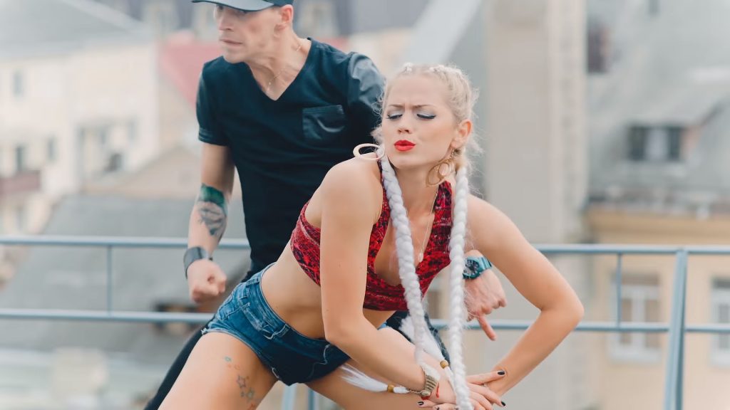 "Денсхолл танцуют не только девушки". Оля Лета танцует на крыше торгового дома "Неман"