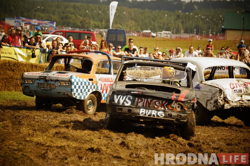 "Победил на пустых колесах". Черная и белая "Волги" сошлись в финальном поединке гродненских автобоев "Победил на пустых колесах". Черная и белая "Волги" сошлись в финальном поединке гродненских автобоев