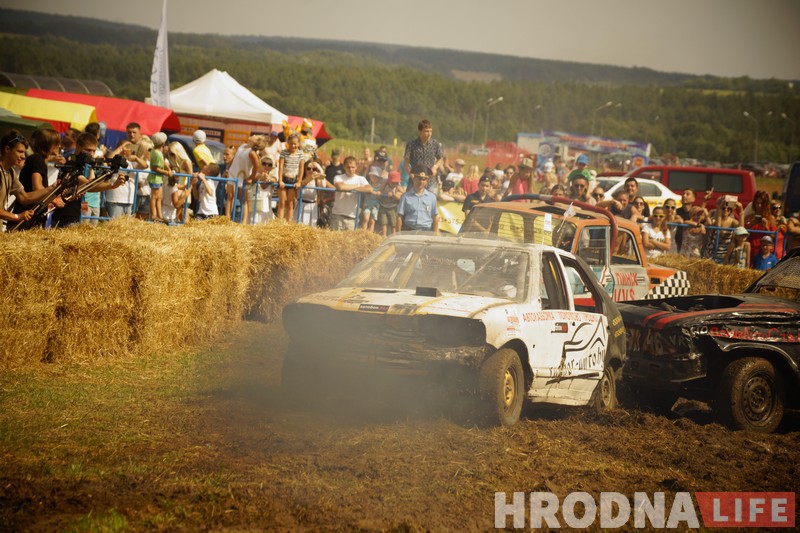 "Победил на пустых колесах". Черная и белая "Волги" сошлись в финальном поединке гродненских автобоев "Победил на пустых колесах". Черная и белая "Волги" сошлись в финальном поединке гродненских автобоев