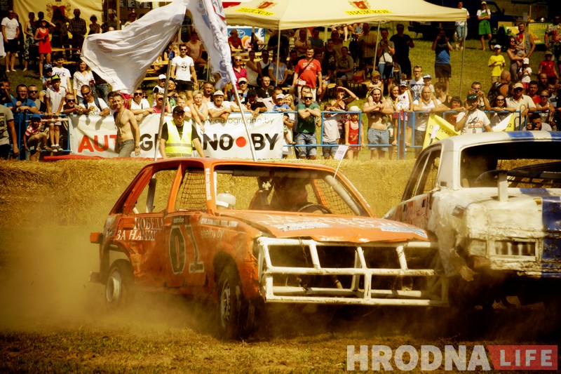 "Победил на пустых колесах". Черная и белая "Волги" сошлись в финальном поединке гродненских автобоев "Победил на пустых колесах". Черная и белая "Волги" сошлись в финальном поединке гродненских автобоев
