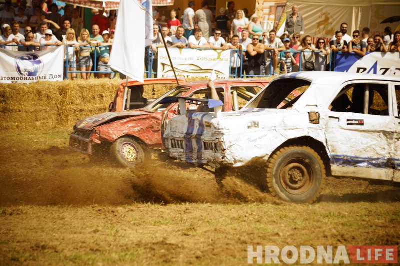 "Победил на пустых колесах". Черная и белая "Волги" сошлись в финальном поединке гродненских автобоев "Победил на пустых колесах". Черная и белая "Волги" сошлись в финальном поединке гродненских автобоев