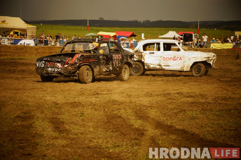 "Победил на пустых колесах". Черная и белая "Волги" сошлись в финальном поединке гродненских автобоев "Победил на пустых колесах". Черная и белая "Волги" сошлись в финальном поединке гродненских автобоев