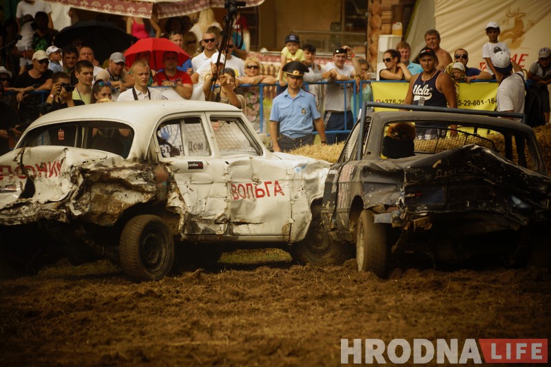 "Победил на пустых колесах". Черная и белая "Волги" сошлись в финальном поединке гродненских автобоев "Победил на пустых колесах". Черная и белая "Волги" сошлись в финальном поединке гродненских автобоев