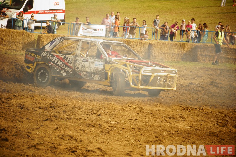 "Победил на пустых колесах". Черная и белая "Волги" сошлись в финальном поединке гродненских автобоев "Победил на пустых колесах". Черная и белая "Волги" сошлись в финальном поединке гродненских автобоев