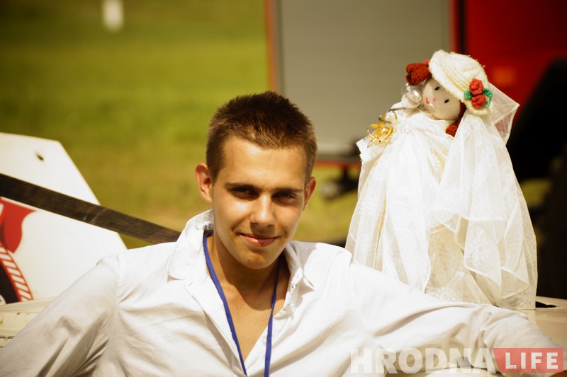 "Победил на пустых колесах". Черная и белая "Волги" сошлись в финальном поединке гродненских автобоев "Победил на пустых колесах". Черная и белая "Волги" сошлись в финальном поединке гродненских автобоев