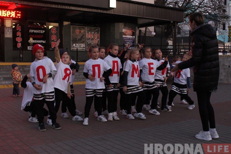 Она сказала ДА! Гродненец необычно сделал девушке предложение в центре города Она сказала ДА! Гродненец необычно сделал девушке предложение в центре города