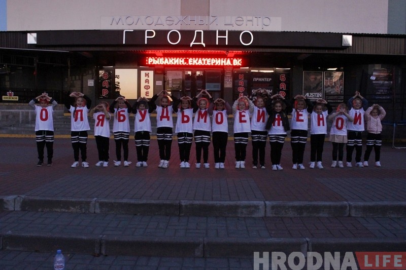 Она сказала ДА! Гродненец необычно сделал девушке предложение в центре города Она сказала ДА! Гродненец необычно сделал девушке предложение в центре города