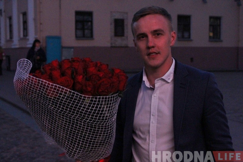 Она сказала ДА! Гродненец необычно сделал девушке предложение в центре города Она сказала ДА! Гродненец необычно сделал девушке предложение в центре города