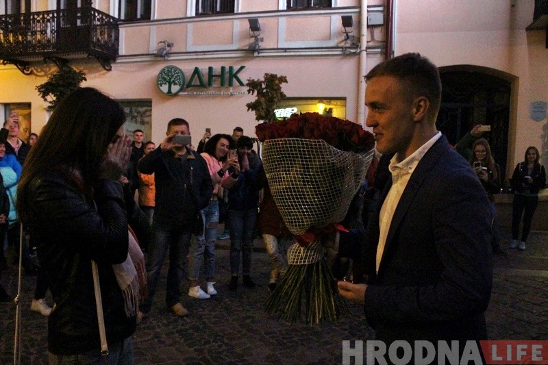 Она сказала ДА! Гродненец необычно сделал девушке предложение в центре города Она сказала ДА! Гродненец необычно сделал девушке предложение в центре города