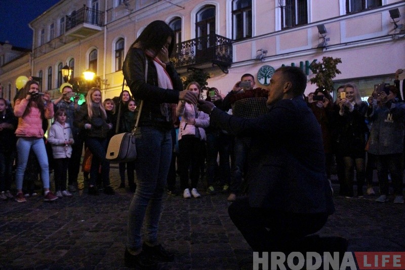 Она сказала ДА! Гродненец необычно сделал девушке предложение в центре города Она сказала ДА! Гродненец необычно сделал девушке предложение в центре города