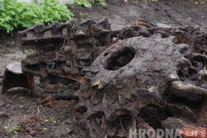 На чердаке дома в центре Гродно нашли оружие завернутое в знамя со свастикой