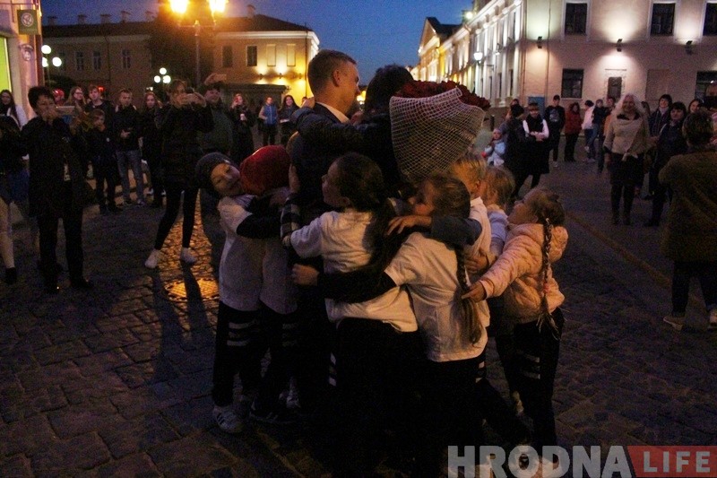 Она сказала ДА! Гродненец необычно сделал девушке предложение в центре города Она сказала ДА! Гродненец необычно сделал девушке предложение в центре города