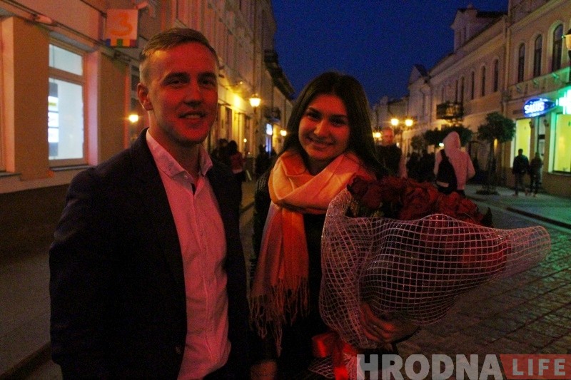 Она сказала ДА! Гродненец необычно сделал девушке предложение в центре города Она сказала ДА! Гродненец необычно сделал девушке предложение в центре города