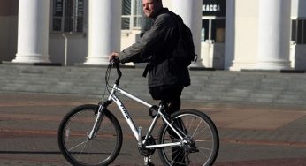 «Стесняться не стоит ни в коем случае». Гродненский органист, несмотря на потерю ноги, ездить на велосипеде и радуется жизни