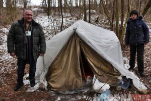 "На жизнь не жаловалась, просила помочь с паспортом". Девушке, которая живет в лесу, начали делать документы