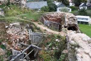 "Помещения в подвале Княжеской башни разваливались быстро". Посмотрите на башню Кревского замка до и после консервации