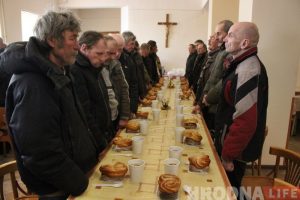 Пасхальный обед для бедных и бездомных прошел в Гродно