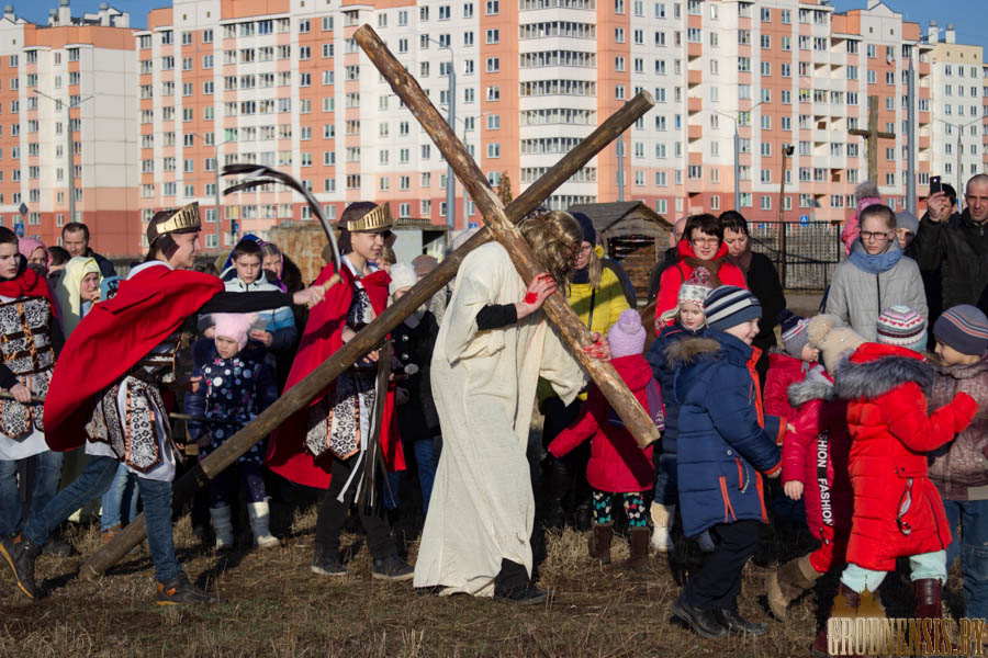 Фотофакт: на Ольшанке впервые прошел театрализованный Крестный путь