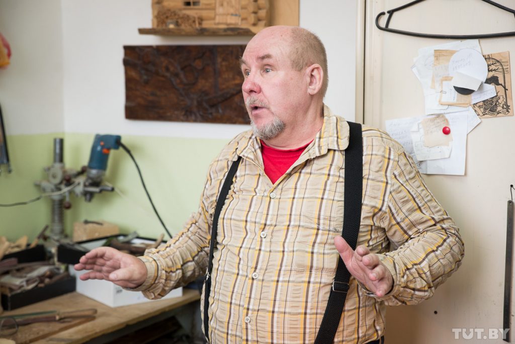 «Не хапае трэцяй рукі, хоць плач». Как мастер из Гродно режет из дерева