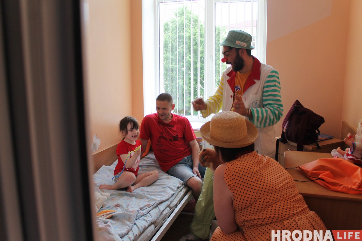 “Шчокі ад смеху баляць”. Бальнічныя клоўны наведалі гродзенскія бальніцы “Шчокі ад смеху баляць”. Бальнічныя клоўны наведалі гродзенскія бальніцы