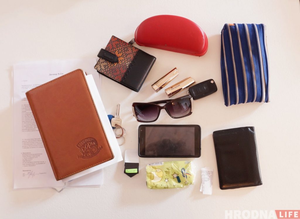 Что гродненки носят в своих сумочках? Пятеро девушек не побоялись показать