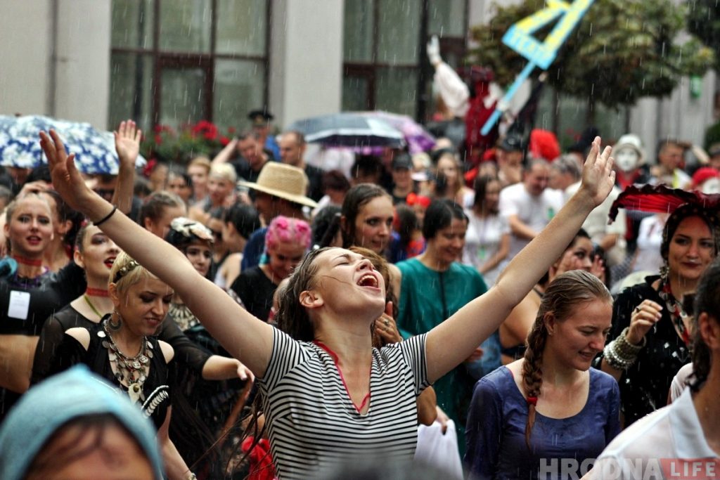 Шествием под проливным дождем открыли в Гродно Биг-мини-фестиваль