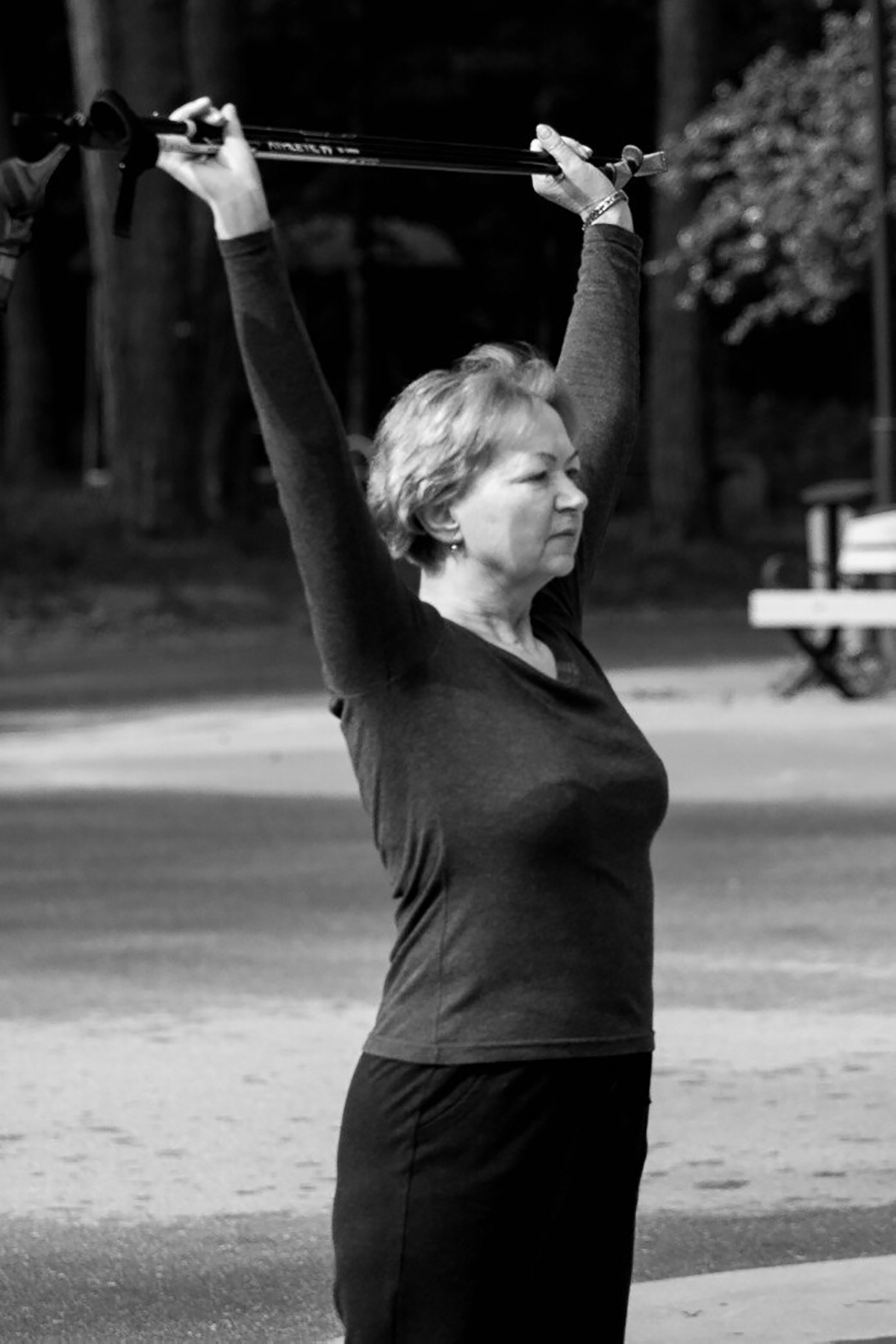 По-скандинавски. Как пожилая гродненка учит идти по жизни с двумя палками По-скандинавски. Как пожилая гродненка учит идти по жизни с двумя палками