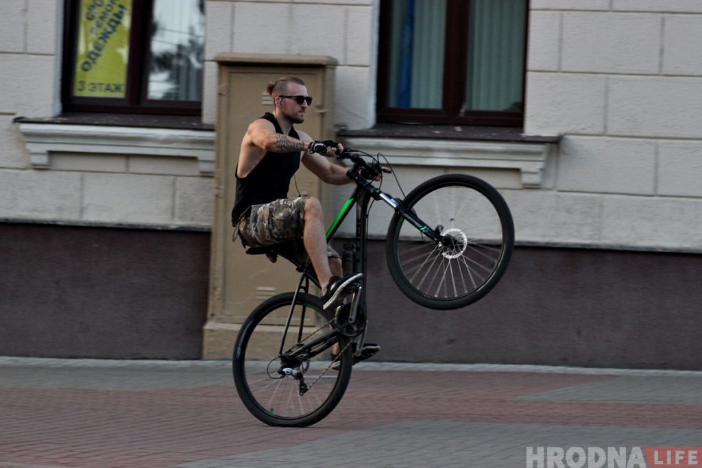 Смотри, что делает! Житель Гродно катается на одном колесе и уже проехал всю Советскую