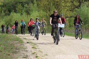 Фотофакт: Хоккейные фанаты "Немана" разрисовали лёд. Hrodna.life тоже присоединился к заключительной акции сезона