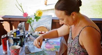 В искусстве только девушки. Первый в Беларуси пленэр для женщин-художниц прошел под Гродно