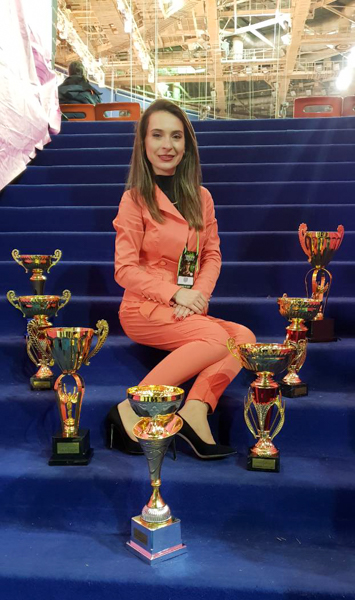 Вечерние прически и кокошники. Гродненский парикмахер привезла 9 кубков с международного фестиваля Вечерние прически и кокошники. Гродненский парикмахер привезла 9 кубков с международного фестиваля