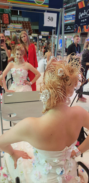 Вечерние прически и кокошники. Гродненский парикмахер привезла 9 кубков с международного фестиваля Вечерние прически и кокошники. Гродненский парикмахер привезла 9 кубков с международного фестиваля