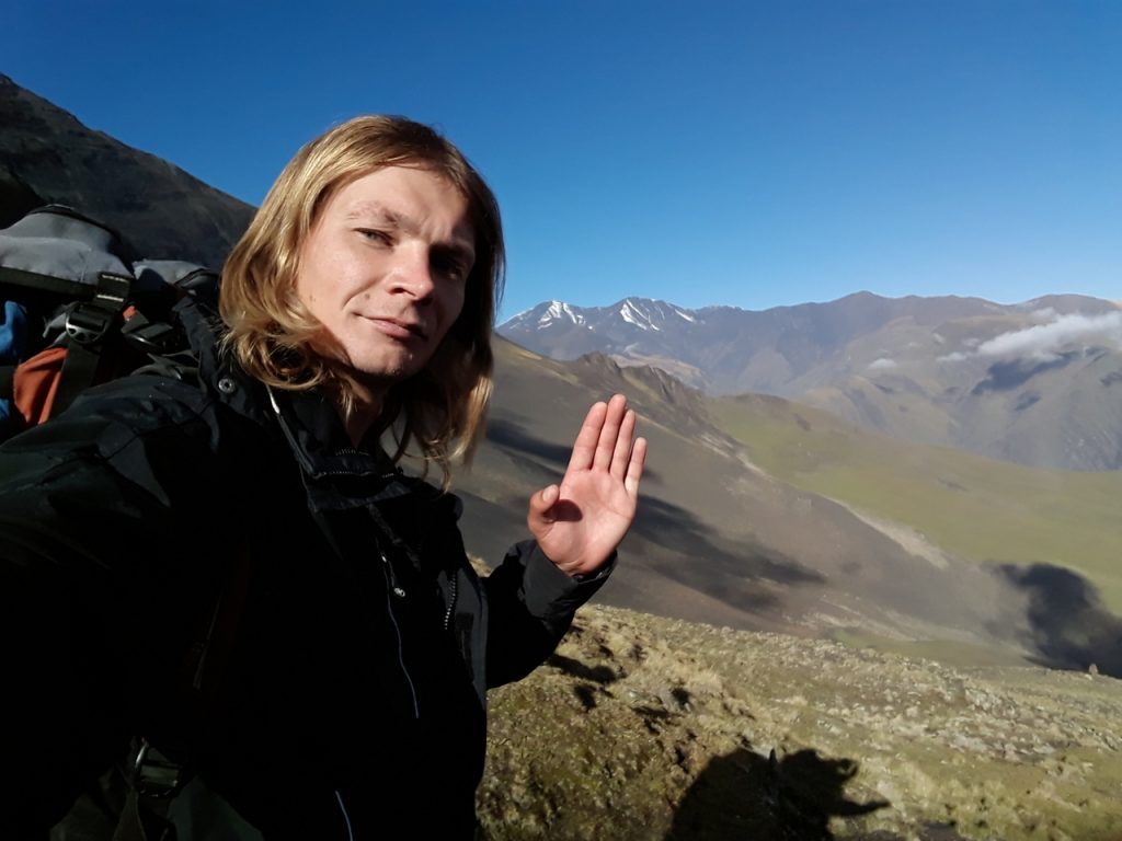 "Уехал чтобы не пить". Уличный музыкант из Гродно автостопом добрался до Китая